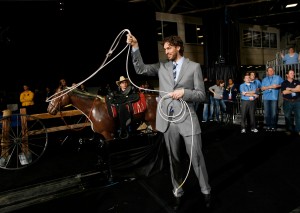 El cowboy Pau Gasol. Copyright 2010 NBAE  (Photo by Joe Murphy/NBAE via Getty Images)