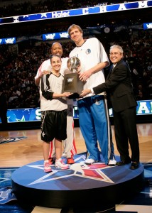 Los "tejanos" Dirk Nowitzki, Kenny  Smith y Becky Hammon ganaron el concurso de tiro. Copyright 2010 NBAE (Photo by Glenn James/NBAE via Getty Images)