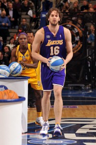 Pau Gasol tira desde el centro del campo. Copyright 2010 NBAE  (Photo by Garrett Ellwood/NBAE/Getty Images)