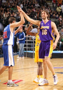 Pau Gasol, Brent Barry y Marie Ferdinand-Harris, el equipo de tiro de Los Angeles. Copyright 2010 NBAE (Photo by Nathaniel S. Butler/NBAE via Getty Images)