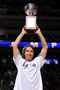 Steve Nash levanta el trofeo de campeón del concurso de habilidades. Copyright 2010 NBAE  (Photo by Garrett Ellwood/NBAE/Getty Images)