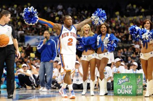 Nate Robinson cogió los pompones de una de las cheerleaders. Copyright 2010 NBAE  (Photo by Jesse D. Garrabrant/NBAE/Getty Images)