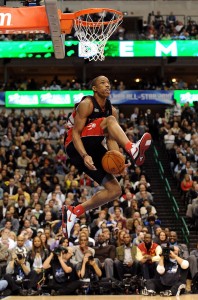 DeRozan se pasa el balón entre las piernas. Copyright 2010 NBAE  (Photo by Jesse D. Garrabrant/NBAE/Getty Images)