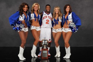 Nate Robinson celebra su triunfo. Copyright 2010 NBAE  (Photo by Jesse D. Garrabrant/NBAE/Getty Images)