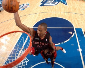 DeMar DeRozan culmina el mate sobre Sony Weems. Copyright 2010 NBAE  (Photo by Andrew D. Bernstein/NBAE via Getty Images)