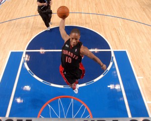 DeMar DeRozan, a romper el aro. Copyright 2010 NBAE  (Photo by Andrew D. Bernstein/NBAE via Getty Images)