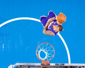 Vista cenital de un mate de Shannon Brown. Copyright 2010 NBAE  (Photo by Andrew D. Bernstein/NBAE via Getty Images)