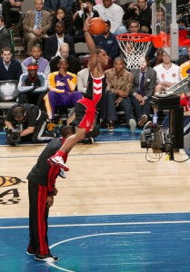 Mate de DeMar DeRozan mata sobre su compañero Sony Weems. Copyright 2010 NBAE (Photo by Nathaniel S. Butler/NBAE via Getty Images)