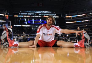 Pau Gasol, estirando antes del partido. Copyright 2010 NBAE (Photo by Glenn James/NBAE via Getty Images)