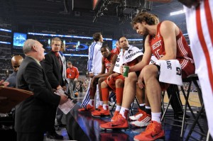 ¿Qué tal por ahí abajo, George? Copyright 2010 NBAE (Photo by Garrett Ellwood/NBAE via Getty Images).