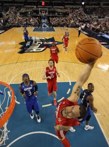 Vista desde detrás del tablero de un mate de Deron Williams. (Photo by Jed Jacobsohn/Getty Images)