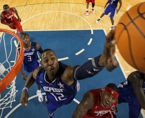 Rebote de Dwight Howard. (Photo by Jed Jacobsohn/Getty Images)