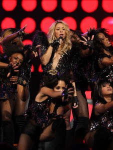 Shakira también formó parte del show. (Photo by Ronald Martinez/Getty Images)