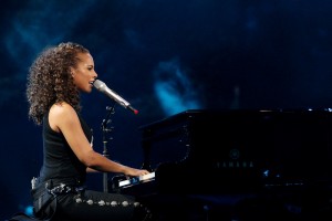 Alicia Keys, al piano. (Photo by Jed Jacobsohn/Getty Images)