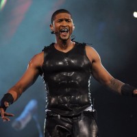 Actuación de Usher. Copyright 2010 NBAE (Photo by Jesse D. Garrabrant/NBAE/Getty Images)