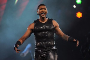 Actuación de Usher. Copyright 2010 NBAE  (Photo by Jesse D. Garrabrant/NBAE/Getty Images)