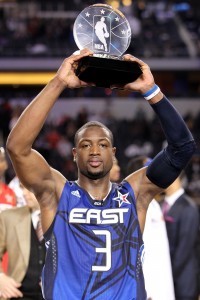 Dwyane Wade, levantando el trofeo al MVP. (Photo by Ronald Martinez/Getty Images)