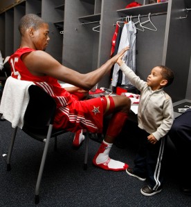 Kevin Durant y Kiyan Anthony, tras el partido. Copyright 2010 NBAE (Photo by Layne Murdoch/NBAE via Getty Images)