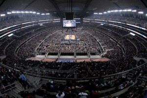 Impresionante panorámica de los 108 mil fans que llenaron el Cowboys Stadium. Copyright 2010 NBAE  (Photo by Juan O'Campo/NBAE via Getty Images)