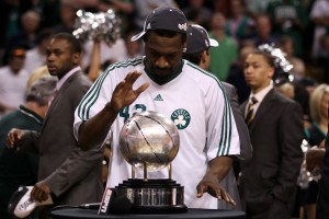 Tony Allen quiere coger el trofeo de Campeones de Conferencia Este  (Photo by Elsa/Getty Images)