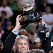 Danny Ainge levanta el trofeo de Campeones de Conferencia (Photo by Elsa/Getty Images)
