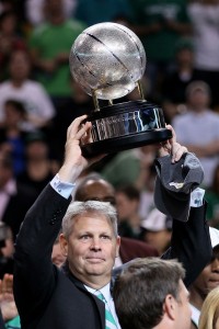Danny Ainge levanta el trofeo de Campeones de Conferencia (Photo by Elsa/Getty Images)