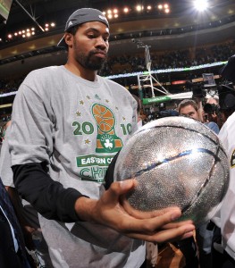 Rasheed Wallace, con el trofeo de Campeones en sus manos  (Photo by Jesse D. Garrabrant/NBAE via Getty Images)