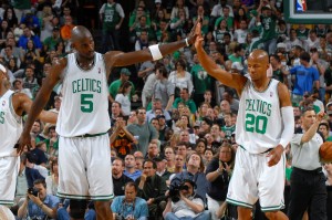 Allen y Garnett celebran una jugada (Photo by Brian Babineau/NBAE via Getty Images)