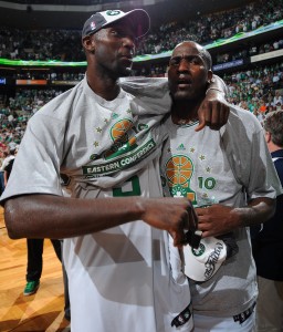 Garnett y Perkins celebran la victoria (Photo by Brian Babineau/NBAE via Getty Images)
