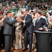 Dave Cowens entrega el trofeo al propietario de los Celtics, Wyc Grousbeck (Photo by Jesse D. Garrabrant/NBAE via Getty Images)
