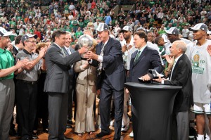 Dave Cowens entrega el trofeo al propietario de los Celtics, Wyc Grousbeck (Photo by Jesse D. Garrabrant/NBAE via Getty Images)