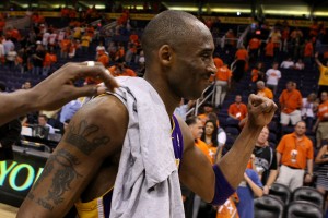 Kobe Bryant aprieta el puño en la celebración (Photo by Christian Petersen/Getty Images)