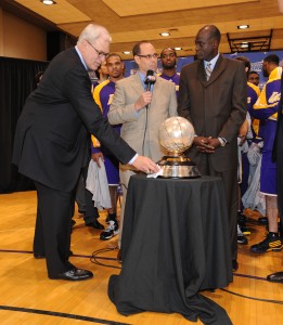 Phil Jackson toca el trofeo (Photo by Andrew D. Bernstein/NBAE via Getty Images)