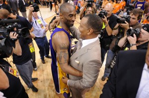 Alvin Gentry felicita al "mejor jugador" (Photo by Noah Graham/NBAE via Getty Images)