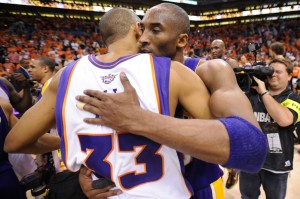 Kobe Bryant abraza a Grant Hill, tras anotar canastas imposibles sobre su defensa (Photo by Noah Graham/NBAE via Getty Images)