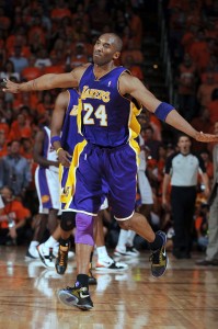 Kobe Bryant celebró de una forma especial la canasta definitiva del partido (Photo by Andrew D. Bernstein/NBAE via Getty Images)