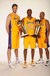 Pau Gasol, Kobe Bryant y Derek Fisher buscarán el tercer anillo consecutivo (Photo by Andrew D. Bernstein/NBAE via Getty Images)