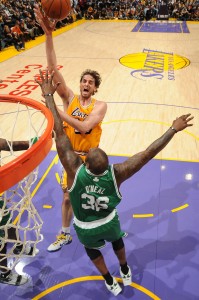 Pau no tuvo su mejor día (Andrew D. Bernstein/NBAE via Getty Images)