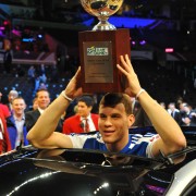 Blake Griffin, con el trofeo de campeón de mates, dentro del coche (Foto: Getty)