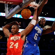 Kobe Bryant machaca evitando el tapón de LeBron James (Foto: Getty)