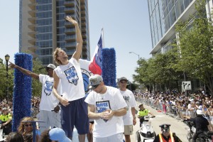 Dirk Nowitzki saluda al público durante el desfile de los campeones